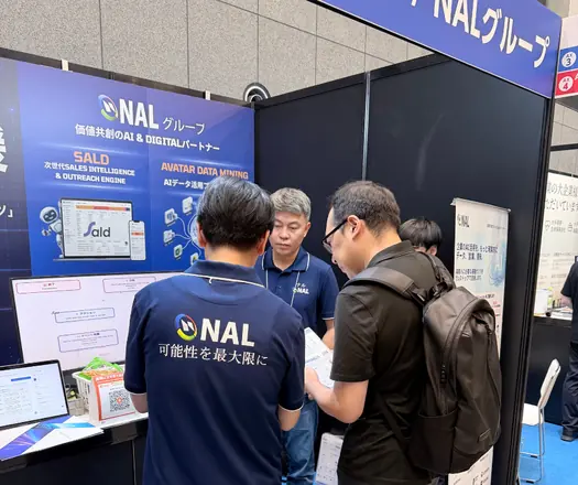 展示会ブースでの商談の様子