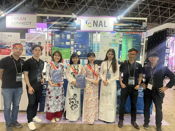 日本の展示会ブースでメンバーの記念撮影