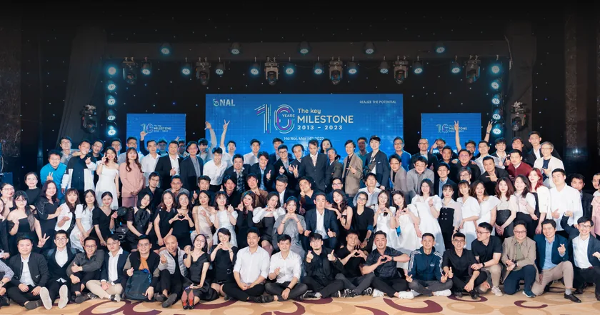 創立10周年記念イベント（2023年）でのNAL VIETNAM全社員の集合写真