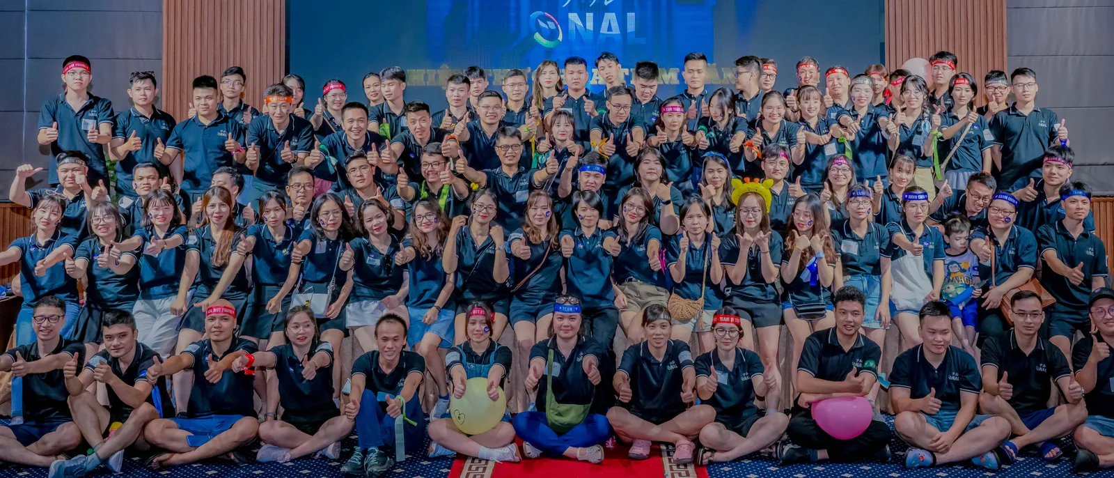 社内イベントでホールに集まったNALメンバーの集合写真